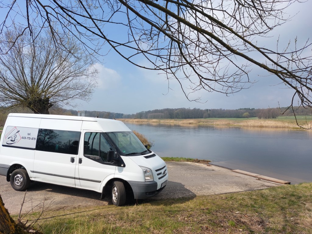 firmowy wan przy punkcie wodowania kajaków